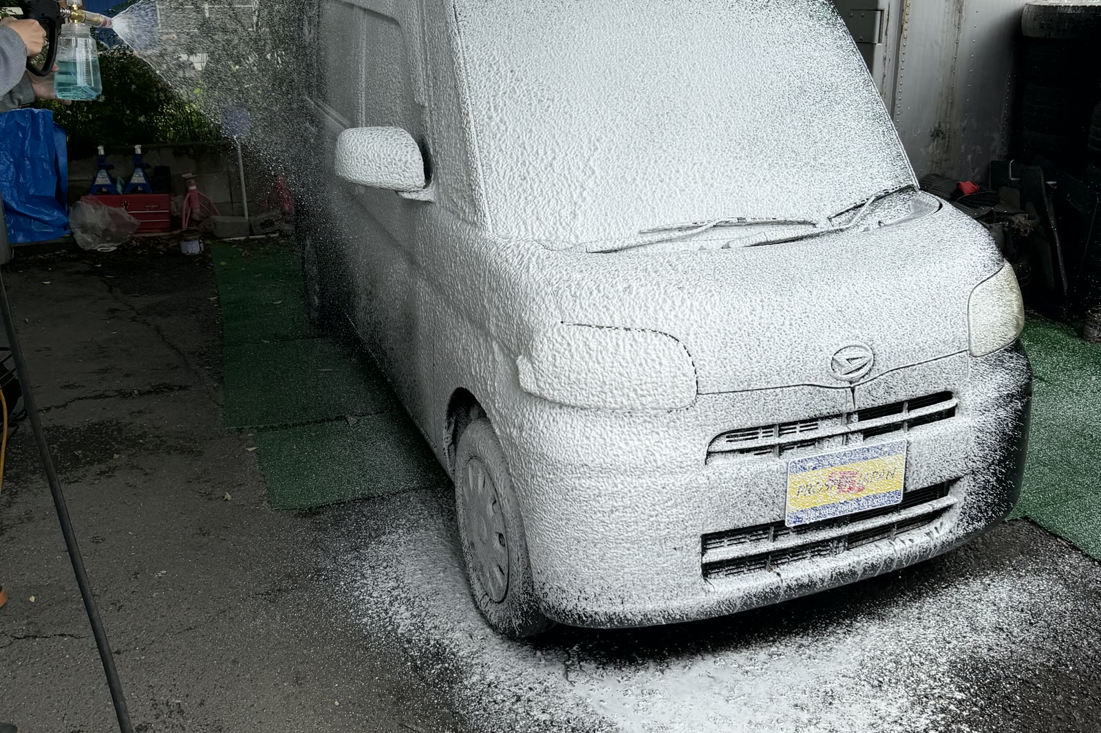タント 施工｜濃密な泡で車全体を包み込む泡洗浄