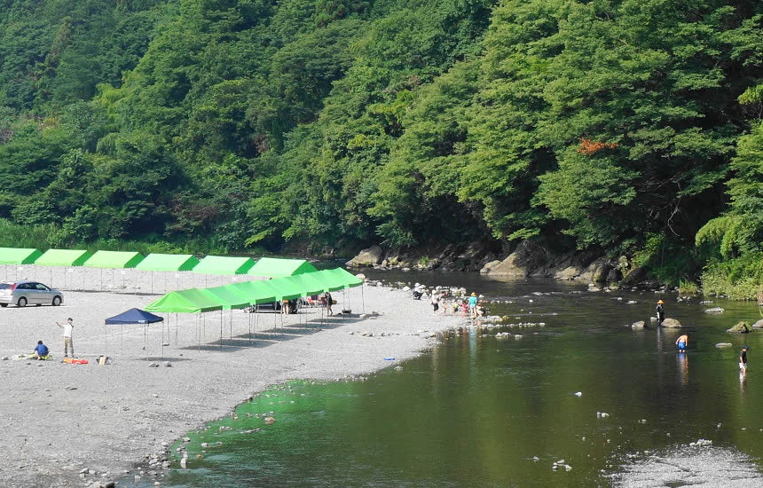 秋川橋河川公園バーベキューランド——川遊びとバーベキューを楽しむ家族連れ（東京都あきる野市）